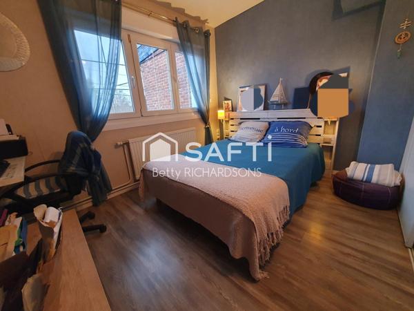 Surprenante, très belle maison. Posez vos meubles!