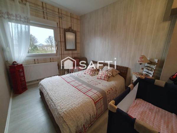 Surprenante, très belle maison. Posez vos meubles!