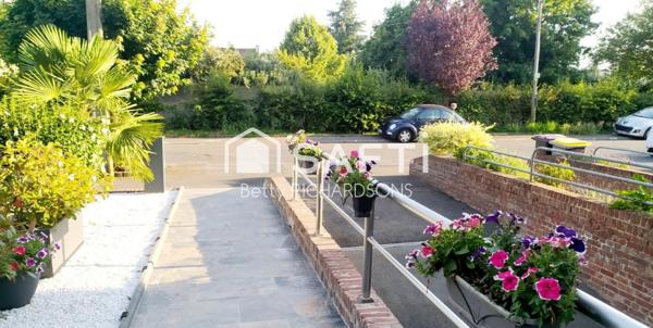 Surprenante, très belle maison. Posez vos meubles!