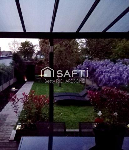 Surprenante, très belle maison. Posez vos meubles!