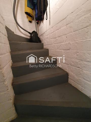 Surprenante, très belle maison. Posez vos meubles!