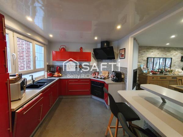 Surprenante, très belle maison. Posez vos meubles!