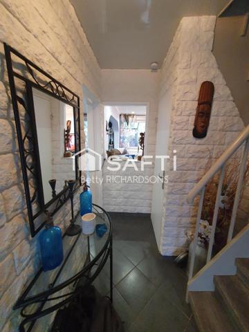 Surprenante, très belle maison. Posez vos meubles!