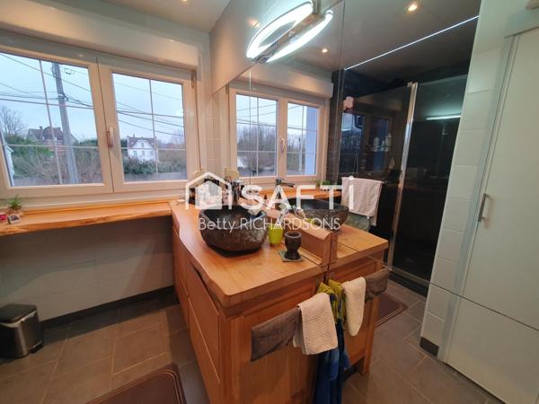 Surprenante, très belle maison. Posez vos meubles!