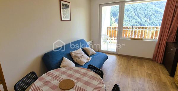 🏔️✨ APPARTEMENT T2 – rénové récemment – LA FOUX D’ALLOS – ESPACE LUMIÈRE
Au cœur de La Foux d’Allos, dans le prestigieux domaine skiable Espace Lumière (plus grand domaine des Alpes du Sud), découvrez ce bel appartement T2 d’environ 27 m², idéalement situé avec départ skis au bout du parking de la résidence, et bénéficiant d’une vue panoramique exceptionnelle sur toute la station. ⛷️🌄
Situé dans le Val d’Allos, aux portes du Parc National du Mercantour et à proximité des sources du Verdon, ce bien offre un cadre naturel privilégié, été comme hiver. 🌿❄️
________________________________________
✨ DESCRIPTIF DU BIEN
•	Type : Appartement T2 
•	Surface : environ 27 m² 
•	Exposition : Est ☀️ 
•	Capacité : 4 personnes, idéale pour séjour montagne 
Agencement :
•	🛋️ Salon / séjour lumineux, 
•	🍽️ Coin cuisine équipée, 
•	🛏️ 1 chambre, 
•	🛁 Salle de bains, 
•	🚽 WC séparés. 
________________________________________
🌄 EXTÉRIEUR
•	🌞 Terrasse d’environ 8 m² 
•	Vue panoramique imprenable sur la station et les montagnes
Un véritable atout pour profiter pleinement de l’environnement alpin. 
________________________________________
🎿 CONFORT & ÉQUIPEMENTS
•	✔️ Vendu meublé et entièrement équipé 🧳 
•	🎿 Casier à skis 
•	🚗 Place de stationnement privative en parking extérieur
________________________________________
📍 EMPLACEMENT IDÉAL
•	⛷️ Départ skis aux pieds aux portes de la résidence, à l'entrée du parking
•	🏔️ Domaine Espace Lumière (La Foux d’Allos / Praloup), 
•	🚵‍♂️ Station dynamique été / hiver (ski, VTT, randonnée, nature), 
•	🌿 À proximité du Parc National du Mercantour et des Gorges du Verdon. 
________________________________________
⭐ LES + QUI FONT LA DIFFÉRENCE
•	Emplacement exceptionnel en pied de pistes 
•	Vue panoramique unique 
•	Terrasse spacieuse 
•	Parking privatif 
•	Appartement clé en main 
________________________________________
✨ Un bien idéal pour un pied-à-terre à la montagne ou un investissement locatif de qualité
🛑 À voir absolument !
📞 Contactez-moi dès maintenant pour organiser une visite (disponible du lundi au samedi) 😊