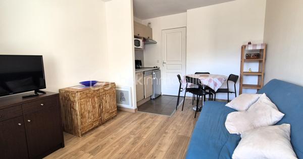 🏔️✨ APPARTEMENT T2 – rénové récemment – LA FOUX D’ALLOS – ESPACE LUMIÈRE
Au cœur de La Foux d’Allos, dans le prestigieux domaine skiable Espace Lumière (plus grand domaine des Alpes du Sud), découvrez ce bel appartement T2 d’environ 27 m², idéalement situé avec départ skis au bout du parking de la résidence, et bénéficiant d’une vue panoramique exceptionnelle sur toute la station. ⛷️🌄
Situé dans le Val d’Allos, aux portes du Parc National du Mercantour et à proximité des sources du Verdon, ce bien offre un cadre naturel privilégié, été comme hiver. 🌿❄️
________________________________________
✨ DESCRIPTIF DU BIEN
•	Type : Appartement T2 
•	Surface : environ 27 m² 
•	Exposition : Est ☀️ 
•	Capacité : 4 personnes, idéale pour séjour montagne 
Agencement :
•	🛋️ Salon / séjour lumineux, 
•	🍽️ Coin cuisine équipée, 
•	🛏️ 1 chambre, 
•	🛁 Salle de bains, 
•	🚽 WC séparés. 
________________________________________
🌄 EXTÉRIEUR
•	🌞 Terrasse d’environ 8 m² 
•	Vue panoramique imprenable sur la station et les montagnes
Un véritable atout pour profiter pleinement de l’environnement alpin. 
________________________________________
🎿 CONFORT & ÉQUIPEMENTS
•	✔️ Vendu meublé et entièrement équipé 🧳 
•	🎿 Casier à skis 
•	🚗 Place de stationnement privative en parking extérieur
________________________________________
📍 EMPLACEMENT IDÉAL
•	⛷️ Départ skis aux pieds aux portes de la résidence, à l'entrée du parking
•	🏔️ Domaine Espace Lumière (La Foux d’Allos / Praloup), 
•	🚵‍♂️ Station dynamique été / hiver (ski, VTT, randonnée, nature), 
•	🌿 À proximité du Parc National du Mercantour et des Gorges du Verdon. 
________________________________________
⭐ LES + QUI FONT LA DIFFÉRENCE
•	Emplacement exceptionnel en pied de pistes 
•	Vue panoramique unique 
•	Terrasse spacieuse 
•	Parking privatif 
•	Appartement clé en main 
________________________________________
✨ Un bien idéal pour un pied-à-terre à la montagne ou un investissement locatif de qualité
🛑 À voir absolument !
📞 Contactez-moi dès maintenant pour organiser une visite (disponible du lundi au samedi) 😊