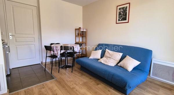 🏔️✨ APPARTEMENT T2 – rénové récemment – LA FOUX D’ALLOS – ESPACE LUMIÈRE
Au cœur de La Foux d’Allos, dans le prestigieux domaine skiable Espace Lumière (plus grand domaine des Alpes du Sud), découvrez ce bel appartement T2 d’environ 27 m², idéalement situé avec départ skis au bout du parking de la résidence, et bénéficiant d’une vue panoramique exceptionnelle sur toute la station. ⛷️🌄
Situé dans le Val d’Allos, aux portes du Parc National du Mercantour et à proximité des sources du Verdon, ce bien offre un cadre naturel privilégié, été comme hiver. 🌿❄️
________________________________________
✨ DESCRIPTIF DU BIEN
•	Type : Appartement T2 
•	Surface : environ 27 m² 
•	Exposition : Est ☀️ 
•	Capacité : 4 personnes, idéale pour séjour montagne 
Agencement :
•	🛋️ Salon / séjour lumineux, 
•	🍽️ Coin cuisine équipée, 
•	🛏️ 1 chambre, 
•	🛁 Salle de bains, 
•	🚽 WC séparés. 
________________________________________
🌄 EXTÉRIEUR
•	🌞 Terrasse d’environ 8 m² 
•	Vue panoramique imprenable sur la station et les montagnes
Un véritable atout pour profiter pleinement de l’environnement alpin. 
________________________________________
🎿 CONFORT & ÉQUIPEMENTS
•	✔️ Vendu meublé et entièrement équipé 🧳 
•	🎿 Casier à skis 
•	🚗 Place de stationnement privative en parking extérieur
________________________________________
📍 EMPLACEMENT IDÉAL
•	⛷️ Départ skis aux pieds aux portes de la résidence, à l'entrée du parking
•	🏔️ Domaine Espace Lumière (La Foux d’Allos / Praloup), 
•	🚵‍♂️ Station dynamique été / hiver (ski, VTT, randonnée, nature), 
•	🌿 À proximité du Parc National du Mercantour et des Gorges du Verdon. 
________________________________________
⭐ LES + QUI FONT LA DIFFÉRENCE
•	Emplacement exceptionnel en pied de pistes 
•	Vue panoramique unique 
•	Terrasse spacieuse 
•	Parking privatif 
•	Appartement clé en main 
________________________________________
✨ Un bien idéal pour un pied-à-terre à la montagne ou un investissement locatif de qualité
🛑 À voir absolument !
📞 Contactez-moi dès maintenant pour organiser une visite (disponible du lundi au samedi) 😊