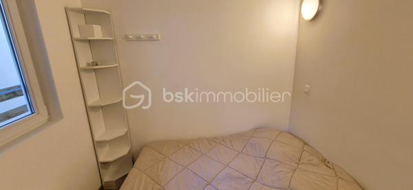 🏔️✨ APPARTEMENT T2 – rénové récemment – LA FOUX D’ALLOS – ESPACE LUMIÈRE
Au cœur de La Foux d’Allos, dans le prestigieux domaine skiable Espace Lumière (plus grand domaine des Alpes du Sud), découvrez ce bel appartement T2 d’environ 27 m², idéalement situé avec départ skis au bout du parking de la résidence, et bénéficiant d’une vue panoramique exceptionnelle sur toute la station. ⛷️🌄
Situé dans le Val d’Allos, aux portes du Parc National du Mercantour et à proximité des sources du Verdon, ce bien offre un cadre naturel privilégié, été comme hiver. 🌿❄️
________________________________________
✨ DESCRIPTIF DU BIEN
•	Type : Appartement T2 
•	Surface : environ 27 m² 
•	Exposition : Est ☀️ 
•	Capacité : 4 personnes, idéale pour séjour montagne 
Agencement :
•	🛋️ Salon / séjour lumineux, 
•	🍽️ Coin cuisine équipée, 
•	🛏️ 1 chambre, 
•	🛁 Salle de bains, 
•	🚽 WC séparés. 
________________________________________
🌄 EXTÉRIEUR
•	🌞 Terrasse d’environ 8 m² 
•	Vue panoramique imprenable sur la station et les montagnes
Un véritable atout pour profiter pleinement de l’environnement alpin. 
________________________________________
🎿 CONFORT & ÉQUIPEMENTS
•	✔️ Vendu meublé et entièrement équipé 🧳 
•	🎿 Casier à skis 
•	🚗 Place de stationnement privative en parking extérieur
________________________________________
📍 EMPLACEMENT IDÉAL
•	⛷️ Départ skis aux pieds aux portes de la résidence, à l'entrée du parking
•	🏔️ Domaine Espace Lumière (La Foux d’Allos / Praloup), 
•	🚵‍♂️ Station dynamique été / hiver (ski, VTT, randonnée, nature), 
•	🌿 À proximité du Parc National du Mercantour et des Gorges du Verdon. 
________________________________________
⭐ LES + QUI FONT LA DIFFÉRENCE
•	Emplacement exceptionnel en pied de pistes 
•	Vue panoramique unique 
•	Terrasse spacieuse 
•	Parking privatif 
•	Appartement clé en main 
________________________________________
✨ Un bien idéal pour un pied-à-terre à la montagne ou un investissement locatif de qualité
🛑 À voir absolument !
📞 Contactez-moi dès maintenant pour organiser une visite (disponible du lundi au samedi) 😊