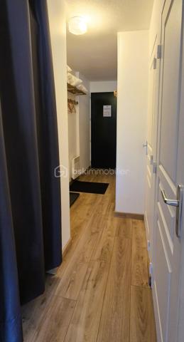 🏔️✨ APPARTEMENT T2 – rénové récemment – LA FOUX D’ALLOS – ESPACE LUMIÈRE
Au cœur de La Foux d’Allos, dans le prestigieux domaine skiable Espace Lumière (plus grand domaine des Alpes du Sud), découvrez ce bel appartement T2 d’environ 27 m², idéalement situé avec départ skis au bout du parking de la résidence, et bénéficiant d’une vue panoramique exceptionnelle sur toute la station. ⛷️🌄
Situé dans le Val d’Allos, aux portes du Parc National du Mercantour et à proximité des sources du Verdon, ce bien offre un cadre naturel privilégié, été comme hiver. 🌿❄️
________________________________________
✨ DESCRIPTIF DU BIEN
•	Type : Appartement T2 
•	Surface : environ 27 m² 
•	Exposition : Est ☀️ 
•	Capacité : 4 personnes, idéale pour séjour montagne 
Agencement :
•	🛋️ Salon / séjour lumineux, 
•	🍽️ Coin cuisine équipée, 
•	🛏️ 1 chambre, 
•	🛁 Salle de bains, 
•	🚽 WC séparés. 
________________________________________
🌄 EXTÉRIEUR
•	🌞 Terrasse d’environ 8 m² 
•	Vue panoramique imprenable sur la station et les montagnes
Un véritable atout pour profiter pleinement de l’environnement alpin. 
________________________________________
🎿 CONFORT & ÉQUIPEMENTS
•	✔️ Vendu meublé et entièrement équipé 🧳 
•	🎿 Casier à skis 
•	🚗 Place de stationnement privative en parking extérieur
________________________________________
📍 EMPLACEMENT IDÉAL
•	⛷️ Départ skis aux pieds aux portes de la résidence, à l'entrée du parking
•	🏔️ Domaine Espace Lumière (La Foux d’Allos / Praloup), 
•	🚵‍♂️ Station dynamique été / hiver (ski, VTT, randonnée, nature), 
•	🌿 À proximité du Parc National du Mercantour et des Gorges du Verdon. 
________________________________________
⭐ LES + QUI FONT LA DIFFÉRENCE
•	Emplacement exceptionnel en pied de pistes 
•	Vue panoramique unique 
•	Terrasse spacieuse 
•	Parking privatif 
•	Appartement clé en main 
________________________________________
✨ Un bien idéal pour un pied-à-terre à la montagne ou un investissement locatif de qualité
🛑 À voir absolument !
📞 Contactez-moi dès maintenant pour organiser une visite (disponible du lundi au samedi) 😊