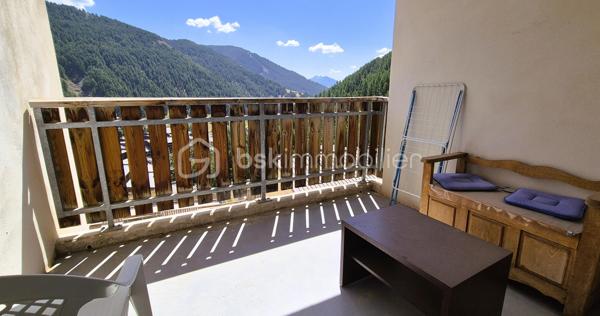 🏔️✨ APPARTEMENT T2 – rénové récemment – LA FOUX D’ALLOS – ESPACE LUMIÈRE
Au cœur de La Foux d’Allos, dans le prestigieux domaine skiable Espace Lumière (plus grand domaine des Alpes du Sud), découvrez ce bel appartement T2 d’environ 27 m², idéalement situé avec départ skis au bout du parking de la résidence, et bénéficiant d’une vue panoramique exceptionnelle sur toute la station. ⛷️🌄
Situé dans le Val d’Allos, aux portes du Parc National du Mercantour et à proximité des sources du Verdon, ce bien offre un cadre naturel privilégié, été comme hiver. 🌿❄️
________________________________________
✨ DESCRIPTIF DU BIEN
•	Type : Appartement T2 
•	Surface : environ 27 m² 
•	Exposition : Est ☀️ 
•	Capacité : 4 personnes, idéale pour séjour montagne 
Agencement :
•	🛋️ Salon / séjour lumineux, 
•	🍽️ Coin cuisine équipée, 
•	🛏️ 1 chambre, 
•	🛁 Salle de bains, 
•	🚽 WC séparés. 
________________________________________
🌄 EXTÉRIEUR
•	🌞 Terrasse d’environ 8 m² 
•	Vue panoramique imprenable sur la station et les montagnes
Un véritable atout pour profiter pleinement de l’environnement alpin. 
________________________________________
🎿 CONFORT & ÉQUIPEMENTS
•	✔️ Vendu meublé et entièrement équipé 🧳 
•	🎿 Casier à skis 
•	🚗 Place de stationnement privative en parking extérieur
________________________________________
📍 EMPLACEMENT IDÉAL
•	⛷️ Départ skis aux pieds aux portes de la résidence, à l'entrée du parking
•	🏔️ Domaine Espace Lumière (La Foux d’Allos / Praloup), 
•	🚵‍♂️ Station dynamique été / hiver (ski, VTT, randonnée, nature), 
•	🌿 À proximité du Parc National du Mercantour et des Gorges du Verdon. 
________________________________________
⭐ LES + QUI FONT LA DIFFÉRENCE
•	Emplacement exceptionnel en pied de pistes 
•	Vue panoramique unique 
•	Terrasse spacieuse 
•	Parking privatif 
•	Appartement clé en main 
________________________________________
✨ Un bien idéal pour un pied-à-terre à la montagne ou un investissement locatif de qualité
🛑 À voir absolument !
📞 Contactez-moi dès maintenant pour organiser une visite (disponible du lundi au samedi) 😊