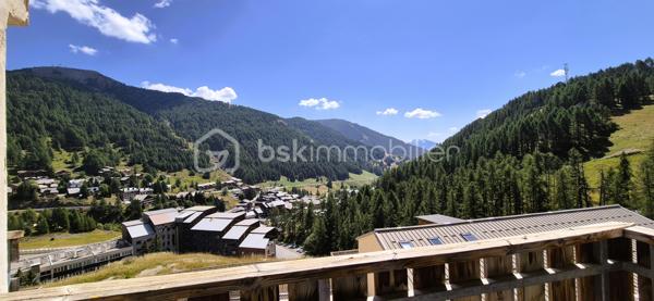 🏔️✨ APPARTEMENT T2 – rénové récemment – LA FOUX D’ALLOS – ESPACE LUMIÈRE
Au cœur de La Foux d’Allos, dans le prestigieux domaine skiable Espace Lumière (plus grand domaine des Alpes du Sud), découvrez ce bel appartement T2 d’environ 27 m², idéalement situé avec départ skis au bout du parking de la résidence, et bénéficiant d’une vue panoramique exceptionnelle sur toute la station. ⛷️🌄
Situé dans le Val d’Allos, aux portes du Parc National du Mercantour et à proximité des sources du Verdon, ce bien offre un cadre naturel privilégié, été comme hiver. 🌿❄️
________________________________________
✨ DESCRIPTIF DU BIEN
•	Type : Appartement T2 
•	Surface : environ 27 m² 
•	Exposition : Est ☀️ 
•	Capacité : 4 personnes, idéale pour séjour montagne 
Agencement :
•	🛋️ Salon / séjour lumineux, 
•	🍽️ Coin cuisine équipée, 
•	🛏️ 1 chambre, 
•	🛁 Salle de bains, 
•	🚽 WC séparés. 
________________________________________
🌄 EXTÉRIEUR
•	🌞 Terrasse d’environ 8 m² 
•	Vue panoramique imprenable sur la station et les montagnes
Un véritable atout pour profiter pleinement de l’environnement alpin. 
________________________________________
🎿 CONFORT & ÉQUIPEMENTS
•	✔️ Vendu meublé et entièrement équipé 🧳 
•	🎿 Casier à skis 
•	🚗 Place de stationnement privative en parking extérieur
________________________________________
📍 EMPLACEMENT IDÉAL
•	⛷️ Départ skis aux pieds aux portes de la résidence, à l'entrée du parking
•	🏔️ Domaine Espace Lumière (La Foux d’Allos / Praloup), 
•	🚵‍♂️ Station dynamique été / hiver (ski, VTT, randonnée, nature), 
•	🌿 À proximité du Parc National du Mercantour et des Gorges du Verdon. 
________________________________________
⭐ LES + QUI FONT LA DIFFÉRENCE
•	Emplacement exceptionnel en pied de pistes 
•	Vue panoramique unique 
•	Terrasse spacieuse 
•	Parking privatif 
•	Appartement clé en main 
________________________________________
✨ Un bien idéal pour un pied-à-terre à la montagne ou un investissement locatif de qualité
🛑 À voir absolument !
📞 Contactez-moi dès maintenant pour organiser une visite (disponible du lundi au samedi) 😊
