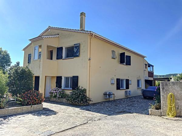 Propriete
                                                                                                                                                                                                                                                                                                                        10 pièce(s)                                                                                                                                                                                                          6 chambre(s)                                                                                                                                                                                                          215  m²