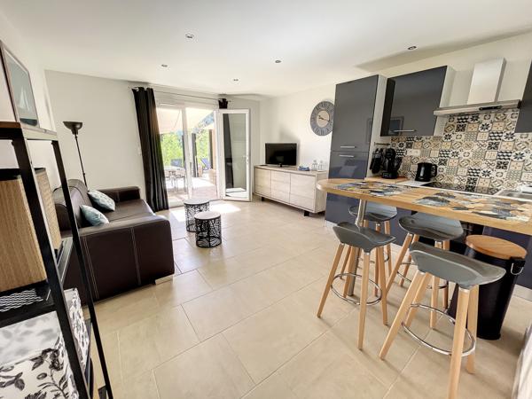 Propriete
                                                                                                                                                                                                                                                                                                                        10 pièce(s)                                                                                                                                                                                                          6 chambre(s)                                                                                                                                                                                                          215  m²
