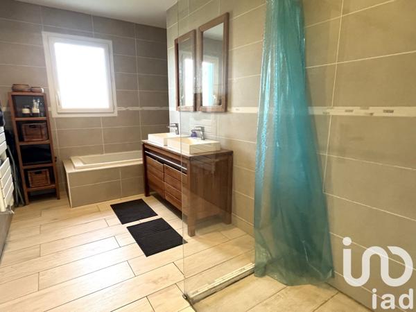 Maison 5 pièces de 143 m² à Sallebœuf (33370)