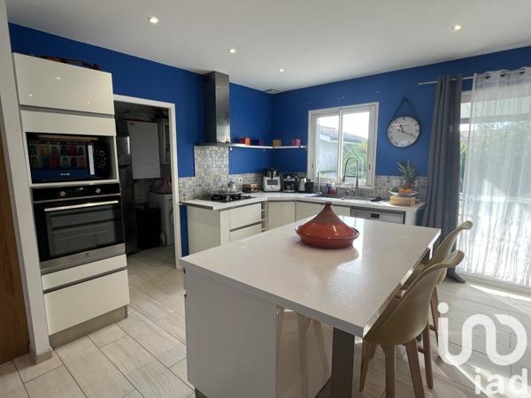 Maison 5 pièces de 143 m² à Sallebœuf (33370)