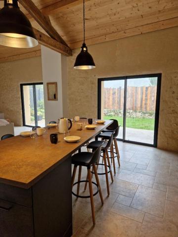 Coup de Coeur : rénovation de qualité aux portes de Saint-Émilion Montagne Charme de la pierre & confort haute couture 135 m2