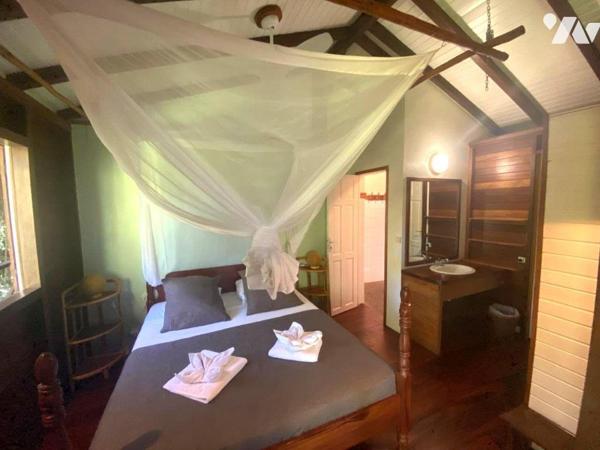 Magnifique propriété à Vendre à Deshaies (97126) en Guadeloupe.
Ce bien comprend une villa T5 ...