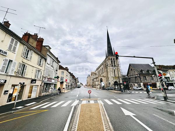 Boutique centre ville avec vitrine 75m2 sur deux niveaux Nemours