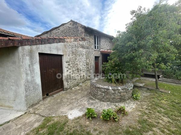 Maison en pierre  avec jardin deux garages et dépendances
