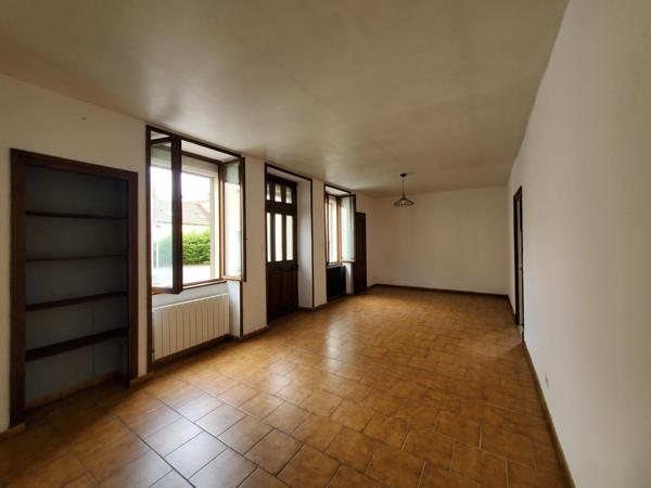 Spacieuse maison de ville mitoyenne bâtie sur cave voutée avec terrain de 400m2, un garage et une cour