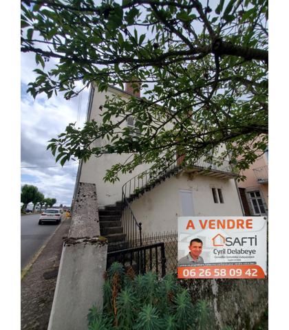 Spacieuse maison de ville mitoyenne bâtie sur cave voutée avec terrain de 400m2, un garage et une cour