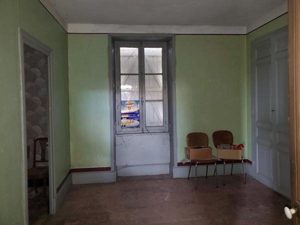 Spacieuse maison de ville mitoyenne bâtie sur cave voutée avec terrain de 400m2, un garage et une cour