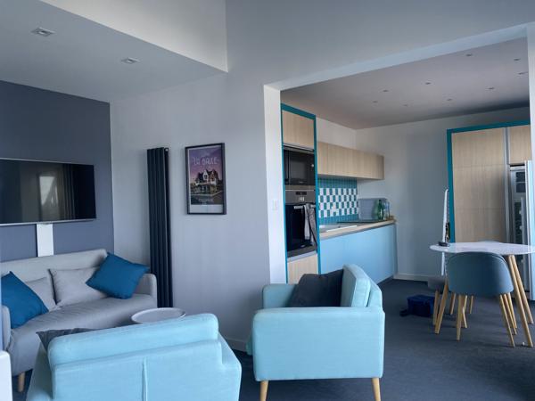 T2 dernier étage, aperçu mer, piscine, garage.