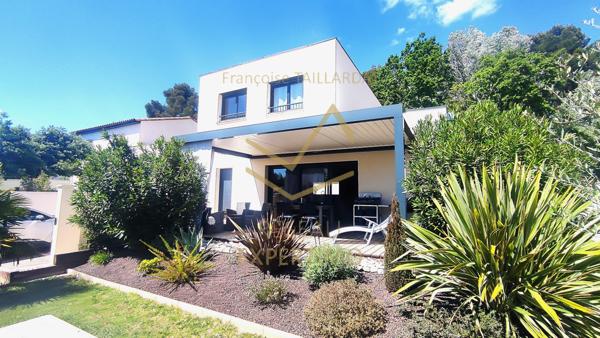 L'Isle-sur-la-Sorgue (84800) Maison familiale contemporaine en R+1 exposée Sud au calme avec garage sur terrain arboré et clos.