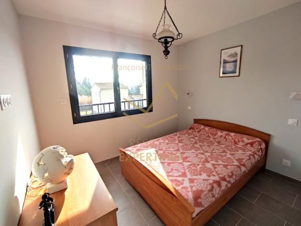 L'Isle-sur-la-Sorgue (84800) Maison familiale contemporaine en R+1 exposée Sud au calme avec garage sur terrain arboré et clos.