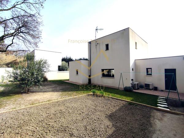 L'Isle-sur-la-Sorgue (84800) Maison familiale contemporaine en R+1 exposée Sud au calme avec garage sur terrain arboré et clos.