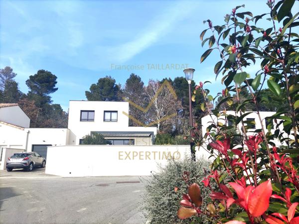 L'Isle-sur-la-Sorgue (84800) Maison familiale contemporaine en R+1 exposée Sud au calme avec garage sur terrain arboré et clos.