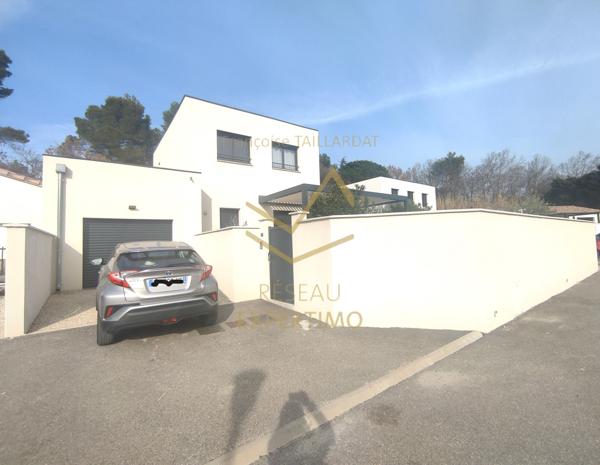 L'Isle-sur-la-Sorgue (84800) Maison familiale contemporaine en R+1 exposée Sud au calme avec garage sur terrain arboré et clos.