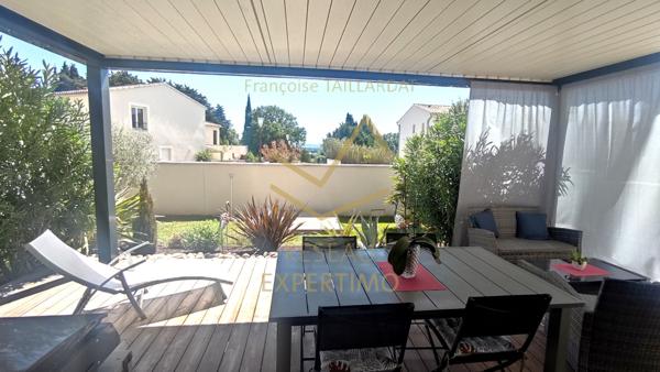 L'Isle-sur-la-Sorgue (84800) Maison familiale contemporaine en R+1 exposée Sud au calme avec garage sur terrain arboré et clos.