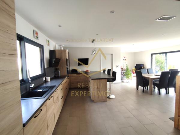 L'Isle-sur-la-Sorgue (84800) Maison familiale contemporaine en R+1 exposée Sud au calme avec garage sur terrain arboré et clos.