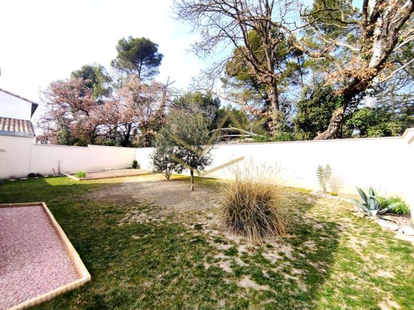 L'Isle-sur-la-Sorgue (84800) Maison familiale contemporaine en R+1 exposée Sud au calme avec garage sur terrain arboré et clos.