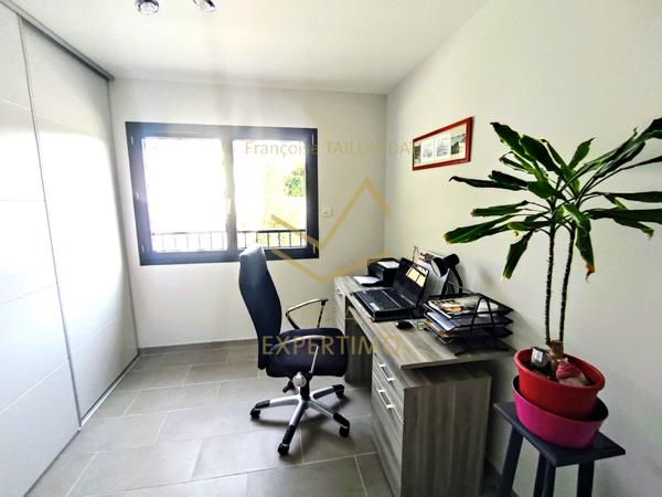 L'Isle-sur-la-Sorgue (84800) Maison familiale contemporaine en R+1 exposée Sud au calme avec garage sur terrain arboré et clos.