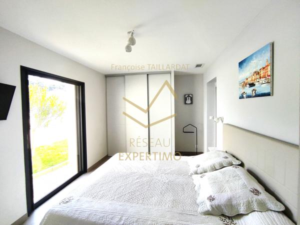 L'Isle-sur-la-Sorgue (84800) Maison familiale contemporaine en R+1 exposée Sud au calme avec garage sur terrain arboré et clos.