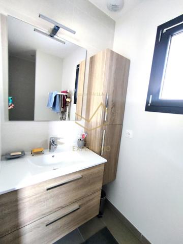 L'Isle-sur-la-Sorgue (84800) Maison familiale contemporaine en R+1 exposée Sud au calme avec garage sur terrain arboré et clos.