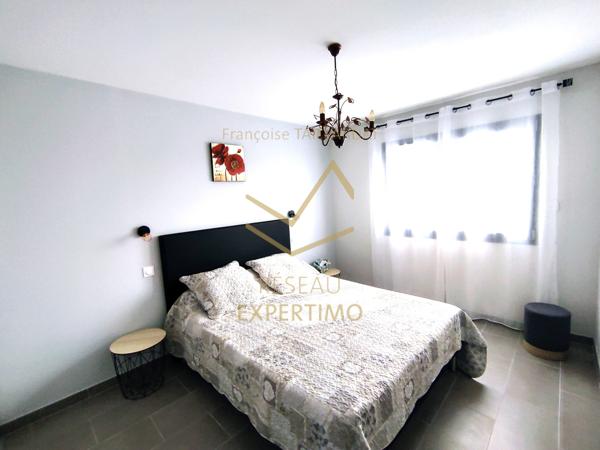 L'Isle-sur-la-Sorgue (84800) Maison familiale contemporaine en R+1 exposée Sud au calme avec garage sur terrain arboré et clos.