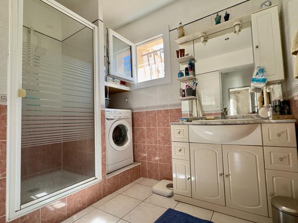 MAISON FAMILIALE DE 114 M² AVEC PISCINE, 4 CHAMBRES, CENTRE-VILLE LA CRAU