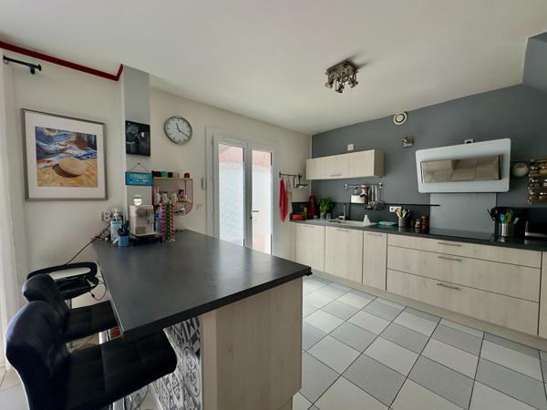 MAISON FAMILIALE DE 114 M² AVEC PISCINE, 4 CHAMBRES, CENTRE-VILLE LA CRAU