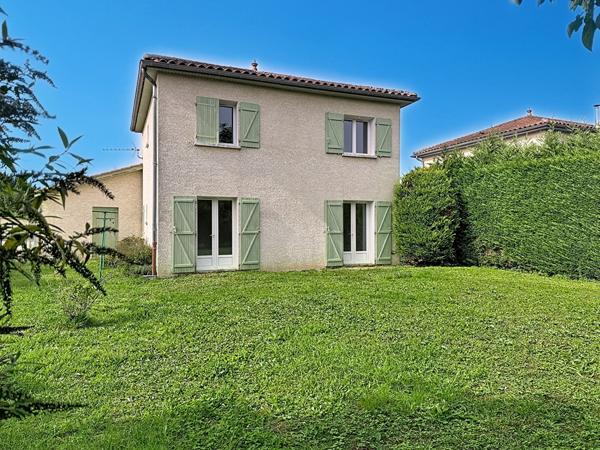 Maison individuelle , 96m2 sur terrain 400m2, trois chambres, un bureau,  un garage.