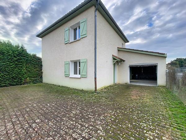 Maison individuelle , 96m2 sur terrain 400m2, trois chambres, un bureau,  un garage.