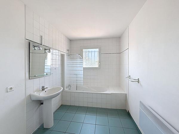 Maison individuelle , 96m2 sur terrain 400m2, trois chambres, un bureau,  un garage.