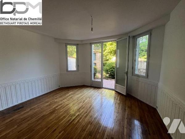 Maison à Vezins, environ 80 m² habitables. Rez-de-chaussée : pièce de vie avec cuisine ouverte ...