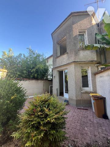 Maison à Vezins, environ 80 m² habitables. Rez-de-chaussée : pièce de vie avec cuisine ouverte ...