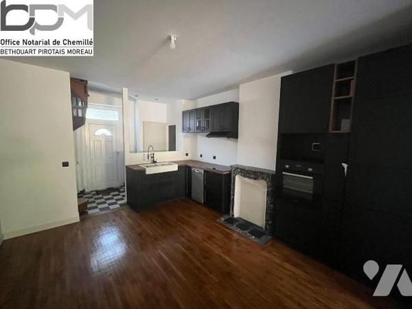 Maison à Vezins, environ 80 m² habitables. Rez-de-chaussée : pièce de vie avec cuisine ouverte ...