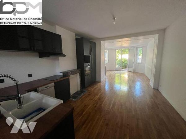 Maison à Vezins, environ 80 m² habitables. Rez-de-chaussée : pièce de vie avec cuisine ouverte ...