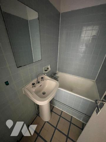 Maison à Vezins, environ 80 m² habitables. Rez-de-chaussée : pièce de vie avec cuisine ouverte ...