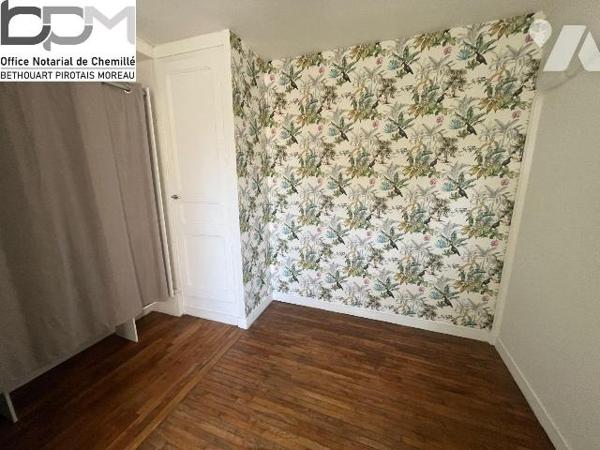 Maison à Vezins, environ 80 m² habitables. Rez-de-chaussée : pièce de vie avec cuisine ouverte ...